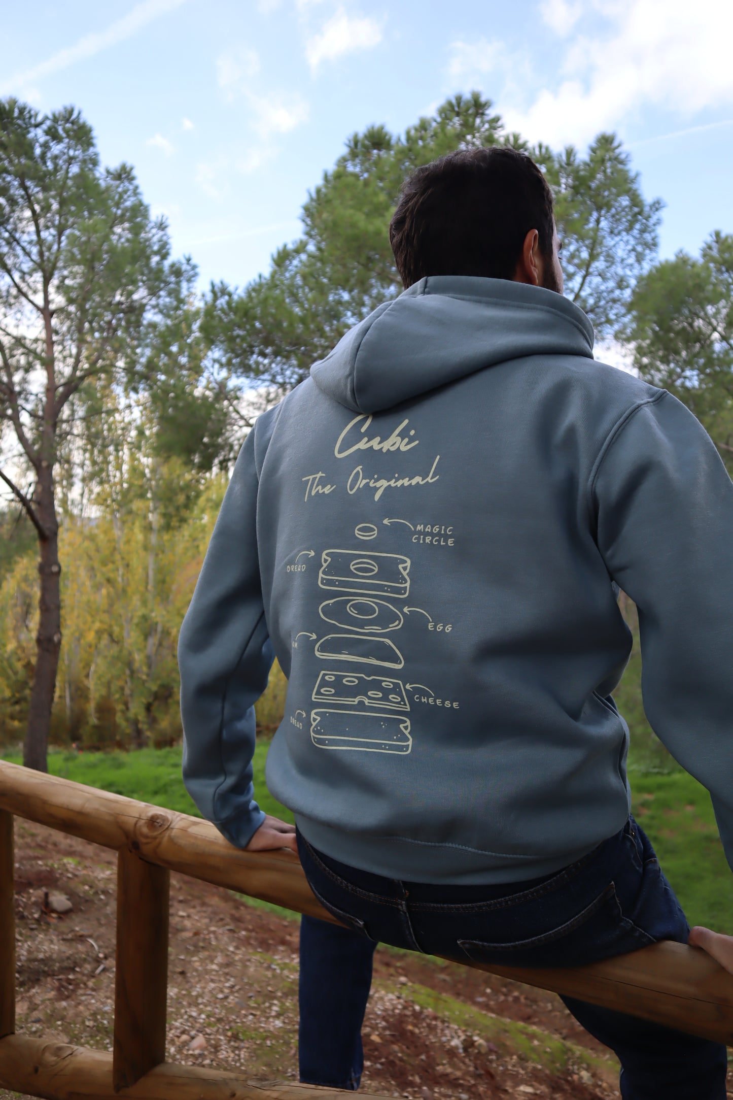 Sudadera azul con capucha