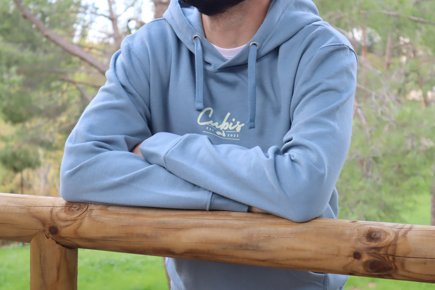 Sudadera azul con capucha